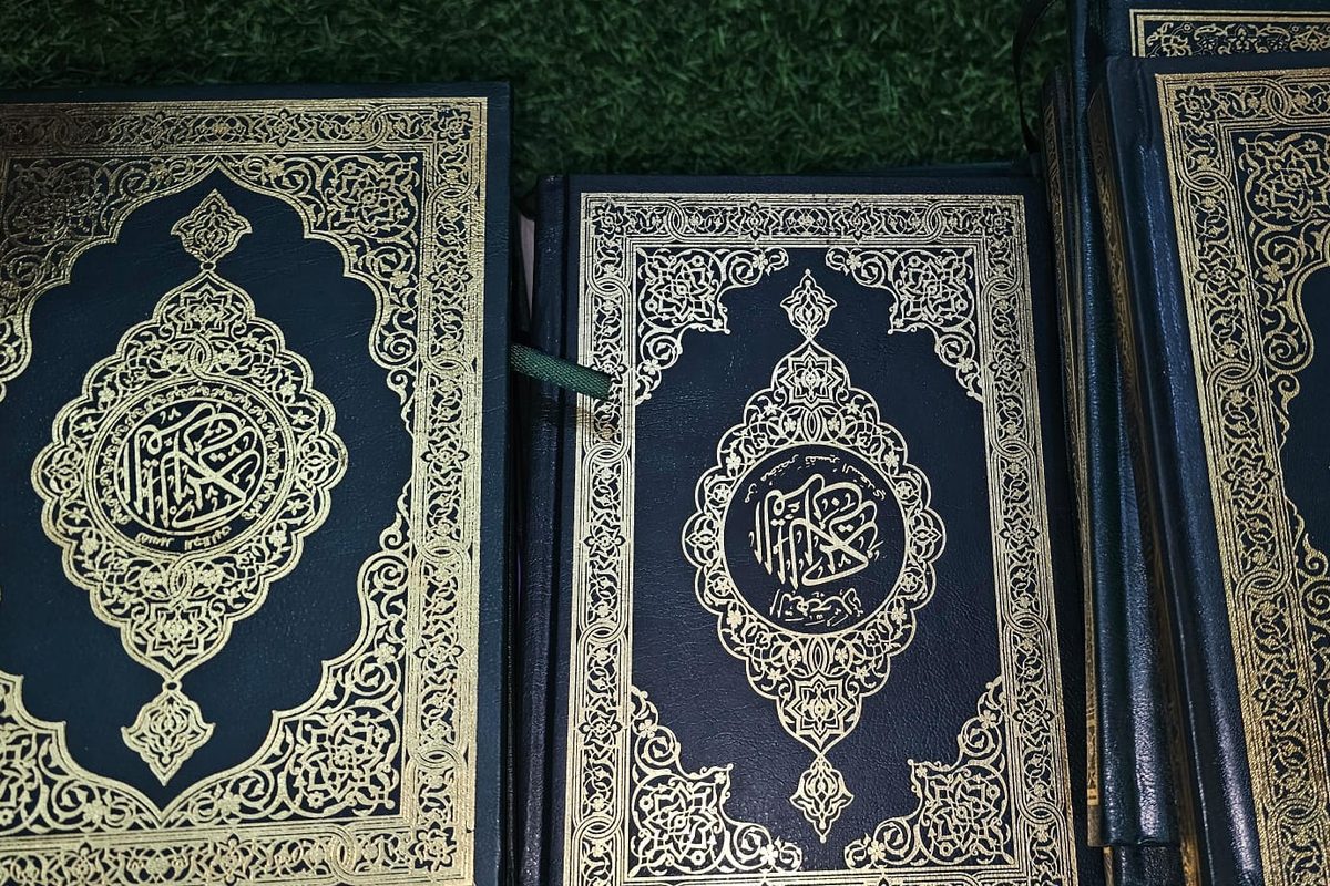 مصاحف بغلاف متين قبل التوزيع