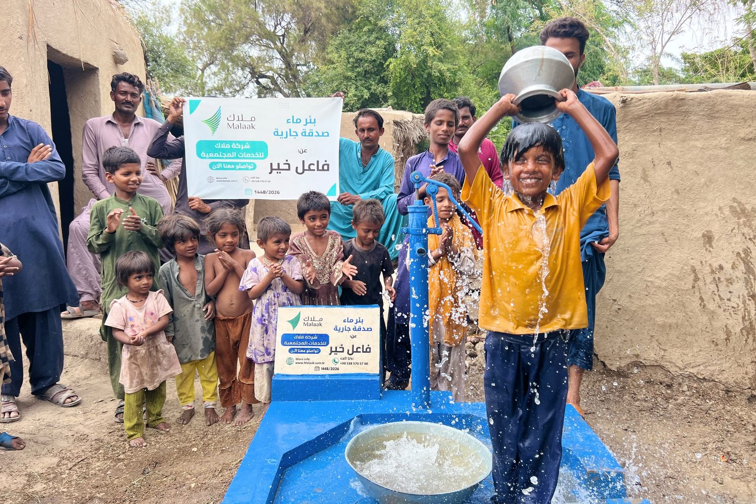 طفل يغتسل بالماء من بئر نفّذته شركة ملاك